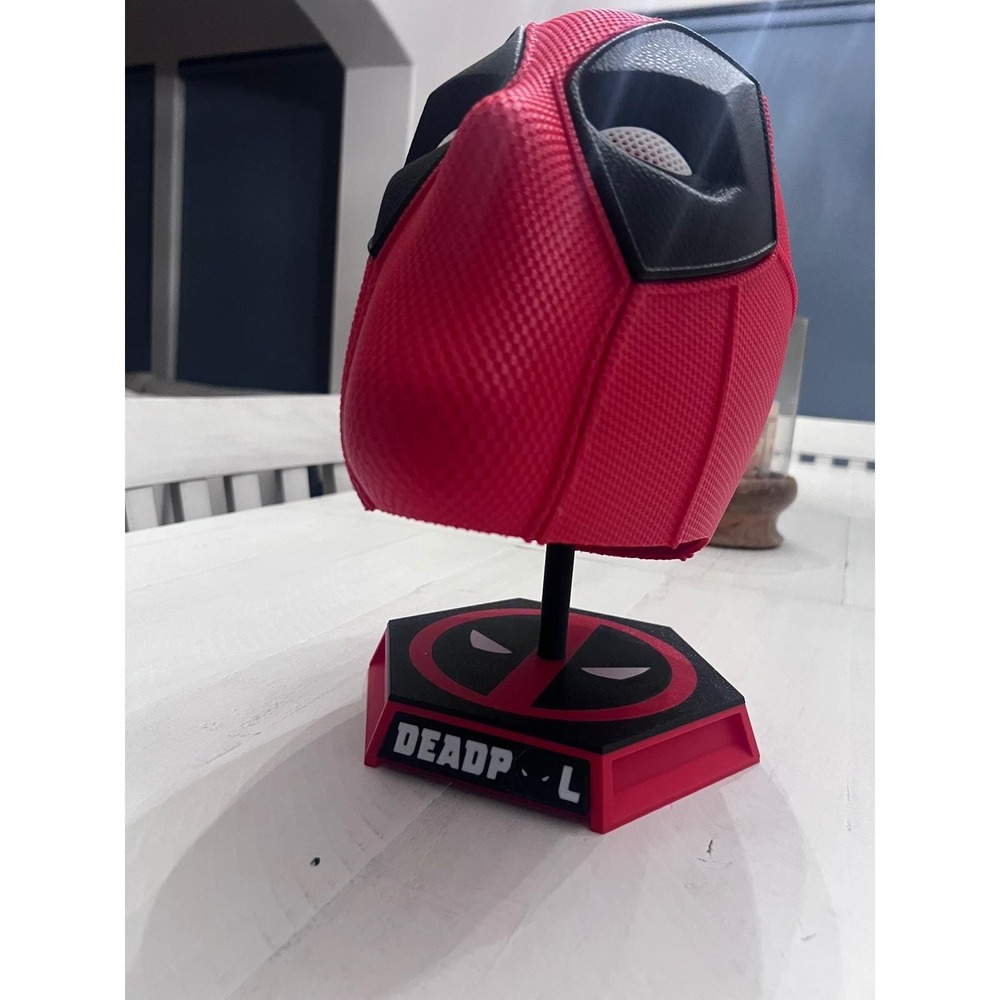 Marvel Deadpool Magnetic Cosplay Mask with Display Stand 3D printed - Picture 4 of 7